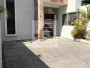 Casa sola con alberca dentro de privada