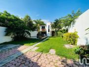 Casa sola con alberca en Fraccionamiento Las Fincas...