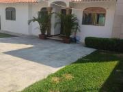 CASA SOLA CON ALBERCA, VIGILANCIA Y EN UN NIVEL.!