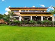 Casa sola con amplio jardín tipo Hacienda