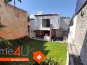 Casa sola con bungalow sobre calle principal, a 2...