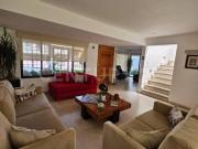 Casa sola con jardin de 200 m2, a media cuadra de parque...