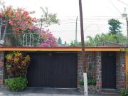 CASA SOLA DE UN SOLO NIVEL CON AMPLIO JARDIN Y ALBERCA...