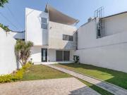 Casa sola dentro de fraccionamiento con vigilancia. !