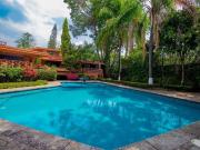 CASA SOLA EN FRACCIONAMIENTO CON ALBERCA UBICADO EN LOS...