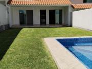 CASA SOLA EN FRACCIONAMIENTO CON ALBERCA Y VIGILANCIA.!