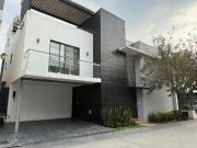 Casa sola en fraccionamiento Real Volcanes Cuernavaca