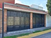 CASA SOLA EN RENTA DE TRES RECAMARAS CON PORTON AUTOMATICO