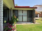 Casa sola en venta, casi en un nivel, centrica, a media...