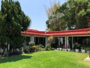Casa sola en venta, casi en un nivel, centrica, a media...