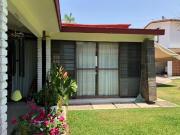 Casa sola en venta, casi en un nivel, centrica, a media...