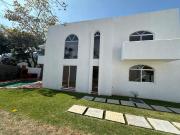 Casa Sola en Venta con Alberca Privada en...