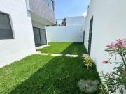 Casa sola nueva en venta con alberca y jardin en Lomas...