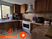 Casa sola sobre calle principal, con bungalow