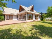 Casa solida con gran terreno y en sector residencial