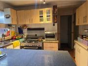 Casa Sólida con Potencial Comercial