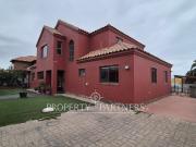 Casa sólida de dos niveles en excelente sector de peñuelas