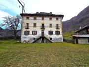 Casa storica di 12 loc. con grande terreno e bella vista...