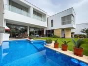 Casa Surco 458 m2, 3 pisos, jardín, piscina, bbq, 4...