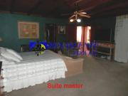 Casa tÃrrea espaÃ§osa com bastante jardim e piscina