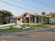 Casa térrea à venda ou locação modernizada 03 suítes e...