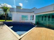 Casa térrea com piscina e escritório no Condomínio do...
