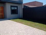 CASA TÉRREA COM 03 QUARTOS COM BOM ESPAÇO DE TERRENO