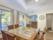 Casa térrea com 03 dormitórios em Condomínio Fechado em... Casa térrea com 03 dormitórios em Condomínio Fechado em...