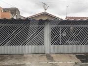 Casa térrea com 138 m2 AU, com 5 dormitórios, 4 vagas no...