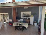 Casa térrea com 205m2 3 dorm Piscina no Village Águas de...