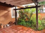 Casa Térrea com 226 m2 e edícula na parte superior