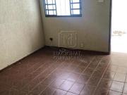 Casa térrea com 2 dormitórios, 3 vagas, amplo quintal...