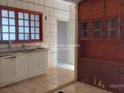 Casa Térrea com 3 Quartos para Alugar por R$ 2.000/mês