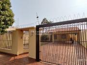 Casa Térrea com 3 Quartos para Alugar por R$ 2.500/mês