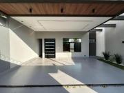 Casa térrea com 3 suítes e piscina