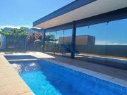 Casa térrea com 3 suítes, piscina e rica em armários...