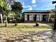 Casa térrea com 4 dormitórios e quintal amplo