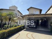 Casa térrea com aquecimento solar na piscina, banheiros...