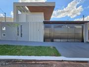 Casa térrea com fachada imponente e localização...