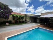 Casa térrea com piscina ao lado da Av. Bernardo Sayão...