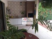 Casa térrea com piscina e churrasqueira