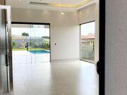 Casa Térrea com Três Suites e Piscina Aquecida no...