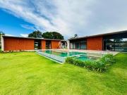 Casa térrea, construção nova e condomínio novo com 4 suítes