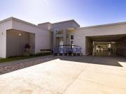 Casa térrea e moderna com 3 suítes à venda, 393 m²...