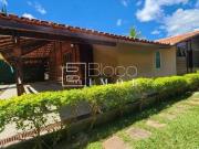 Casa terrea em Condomínio com churrasqueira e piscina