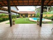 Casa térrea em condomínio fechado com 4 quartos sendo 1...