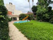 Casa Térrea em Estilo Colonial com Amplo Terreno e Piscina