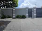 Casa térrea em excelente localização e com terreno amplo