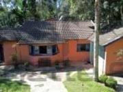 Casa térrea em terreno plano localizada em condomínio... Casa térrea em terreno plano localizada em condomínio...