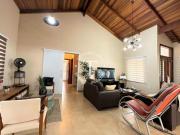 Casa térrea localizada em um condomínio próximo ao centro